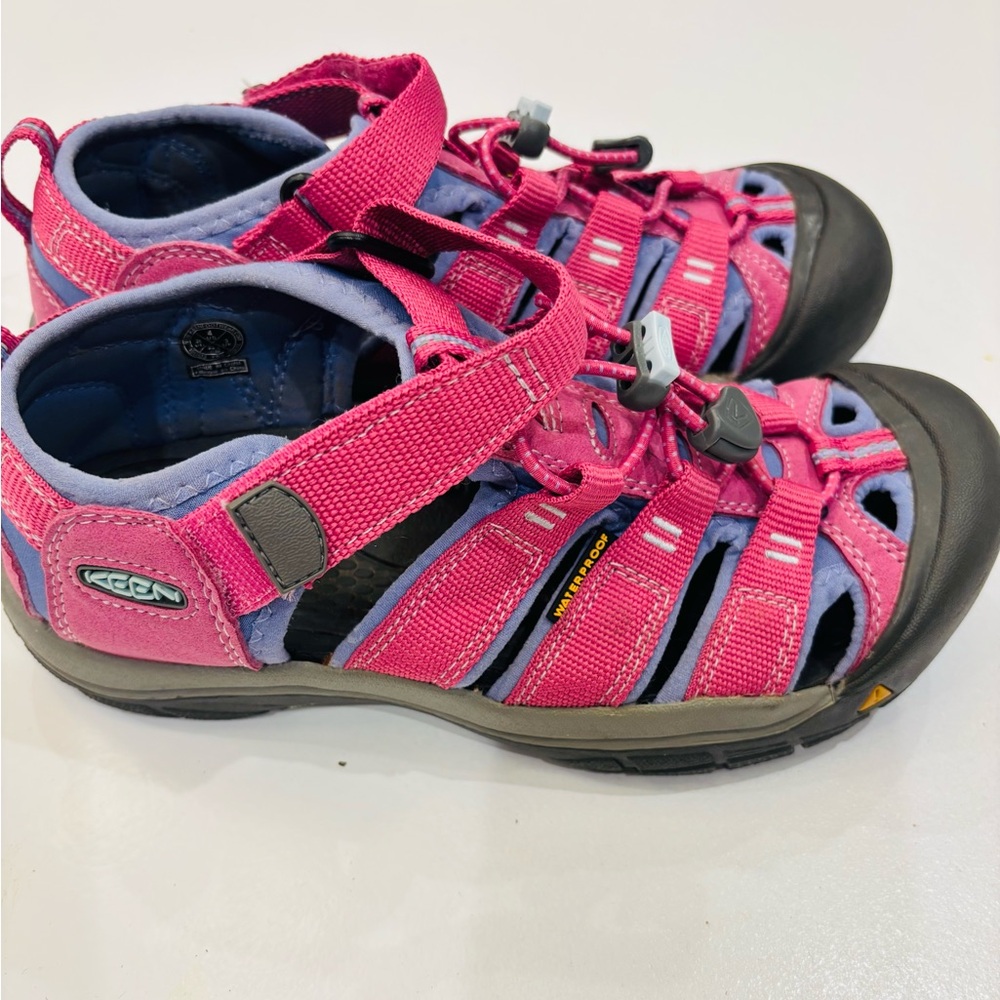 Keen Kids' Fuchsia and Black Outdoor Sandals Mint Condition Size 4 Big Girl - Picture 4 of 11